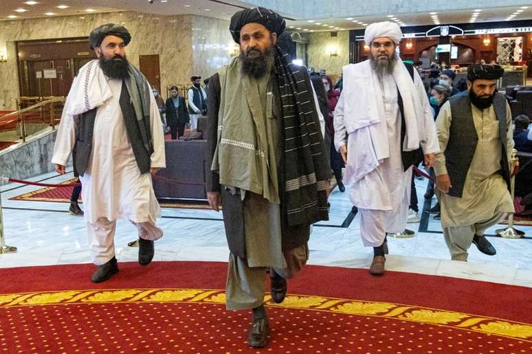 Negociador do Taliban Abdul Ghani Baradar e membros da delega&ccedil;&atilde;o do grupo durante confer&ecirc;ncia de paz em Moscou
18/03/2021
Alexander Zemlianichenko/Pool via REUTERS