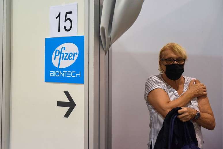 Mulher recebe dose da vacina da Pfizer contra a covid-19
REUTERS/Zorana Jevtic
