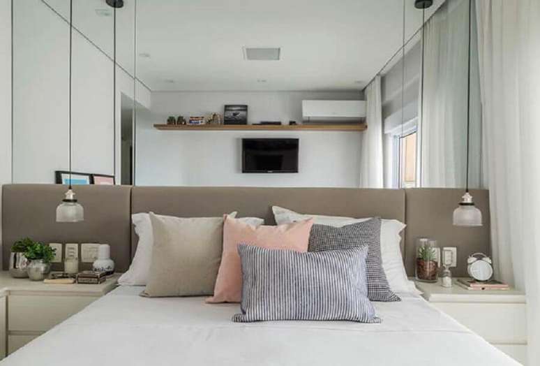 13. Cabeceira de cama box cinza para quarto pequeno decorado com parede espelhada – Foto: Decor Fácil