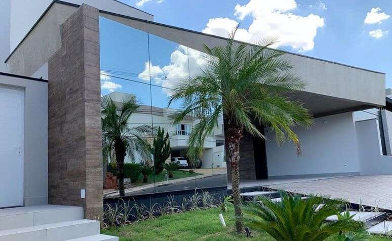 46. Fachada de vidro espelhado para casa moderna – Foto Eget Group