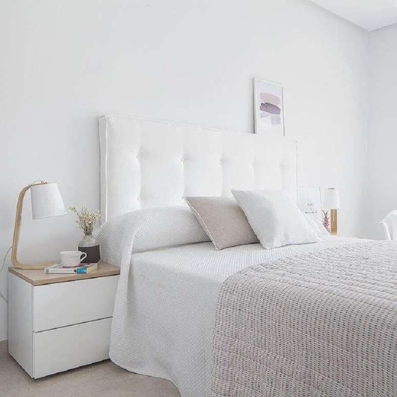 24. Cabeceira para cama box estofada para decoração de quarto branco – Foto: Kenay Home
