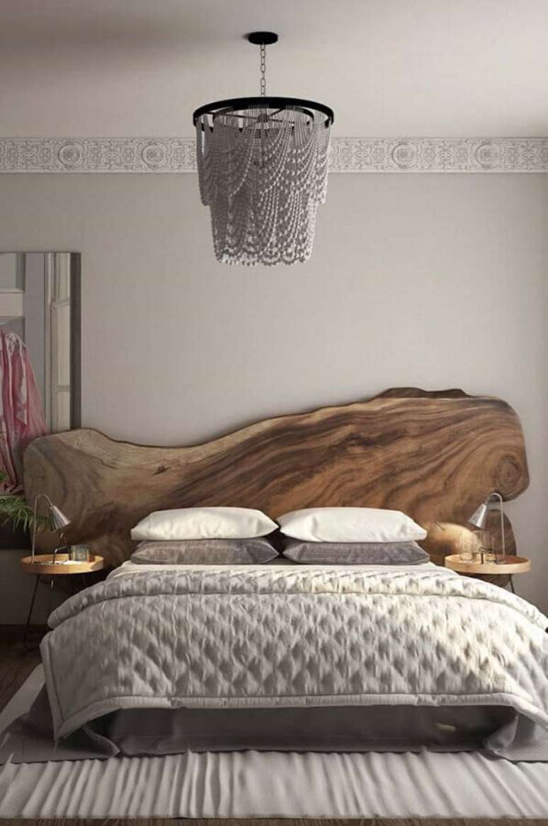 51. Quarto cinza decorado com cabeceira de cama box de madeira rustica &ndash; Foto: Karla Ara&uacute;jo Arquitetura + Interiores