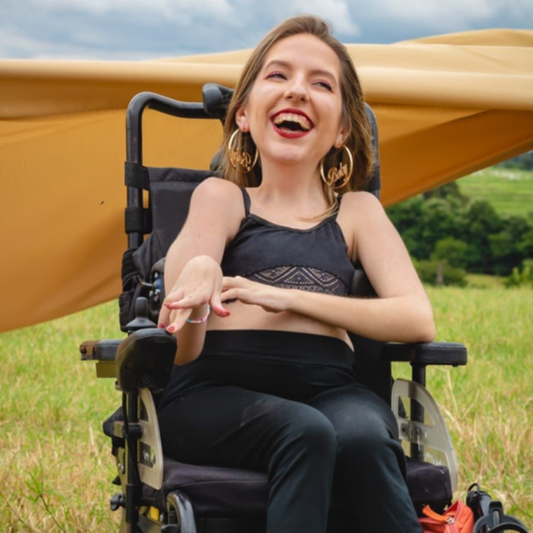 'A gente luta para que existam adapta&ccedil;&otilde;es nas escolas regulares e n&atilde;o para que separem a gente', diz Ana Clara Moniz