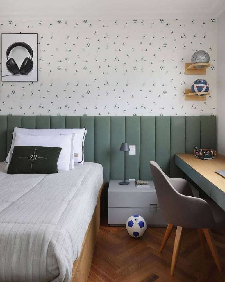 17. Cabeceira de cama box para quarto de solteiro decorado com papel de parede delicado – Foto: Mariana Orsi
