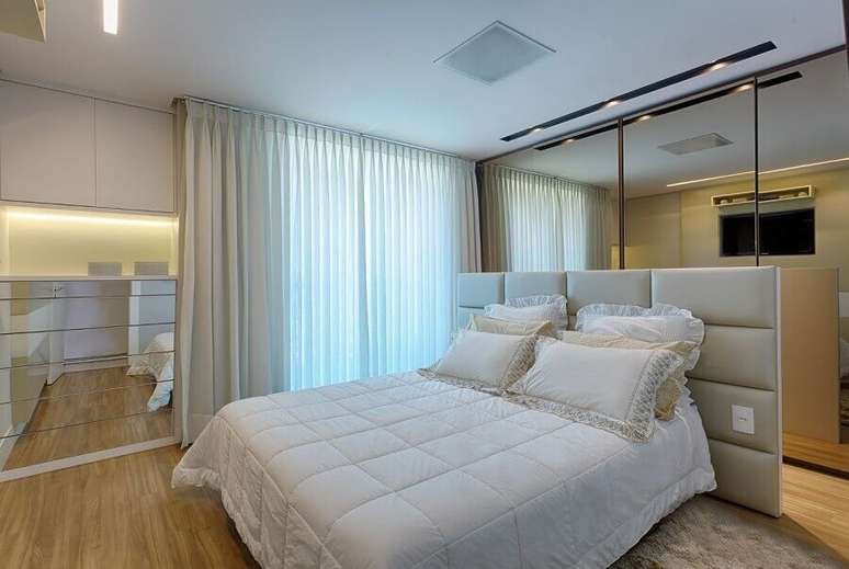 18. Cabeceira de cama box planejada para decoração de quarto de casal em cores neutras – Foto: Maria Laura Coelho