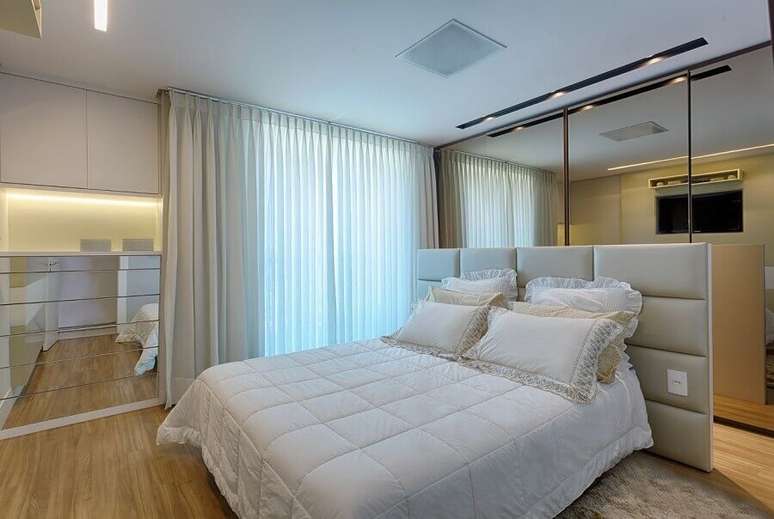 18. Cabeceira de cama box planejada para decora&ccedil;&atilde;o de quarto de casal em cores neutras &ndash; Foto: Maria Laura Coelho