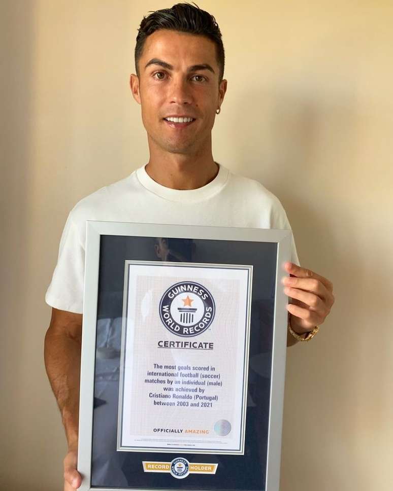 Cristiano Ronaldo posa com certificado do Guinness Reprodução Instagram@cristiano.jpeg
