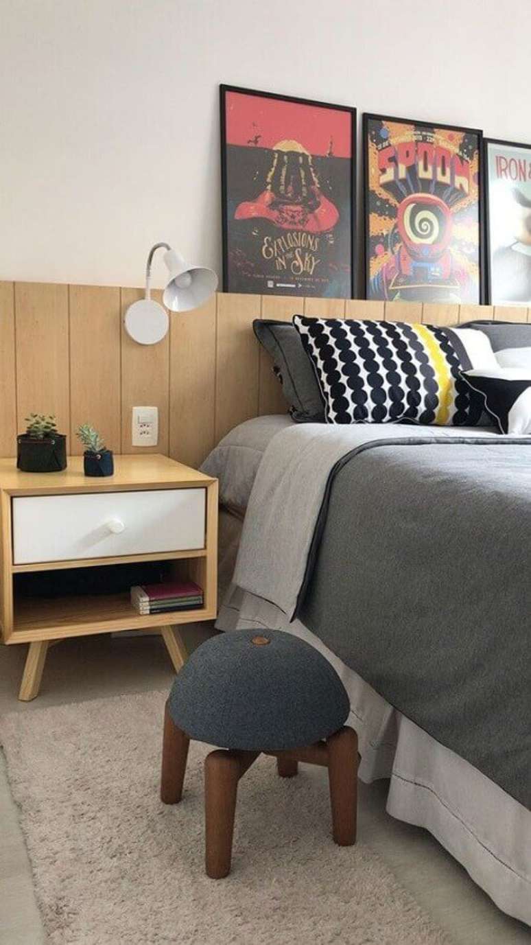 32. Decora&ccedil;&atilde;o de quarto com quadros apoiados em cabeceira de cama box de madeira &ndash; Foto: Mira Studio