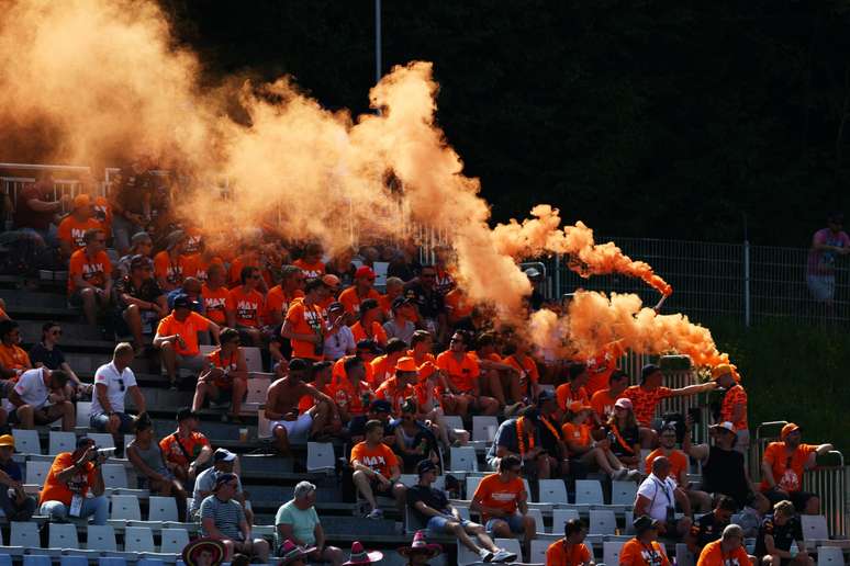 Torcedores holandeses tamb&eacute;m marcaram presen&ccedil;a na &Aacute;ustria 
