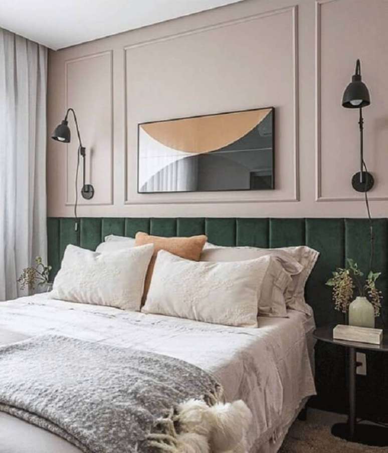 8. Cabeceira de cama box planejada verde para quarto decorado com boiserie – Foto: Arkpad