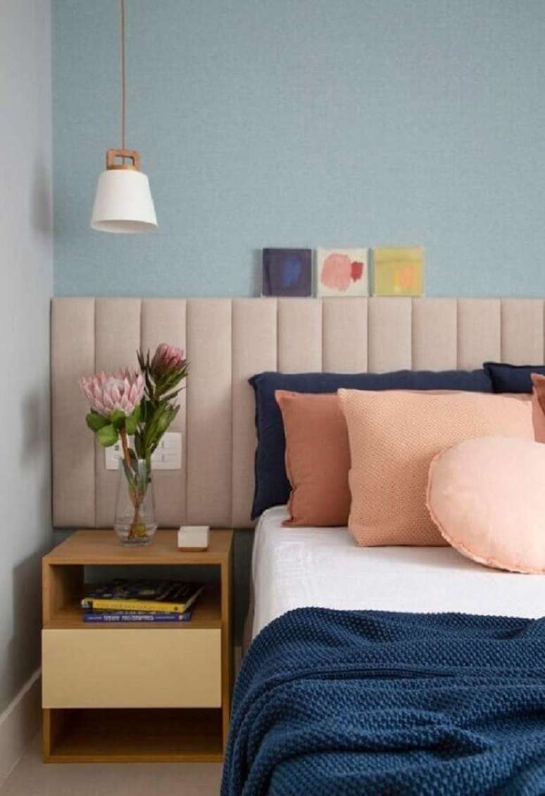 4. Quarto azul decorado com almofadas diferentes e cabeceira de cama box rosa estofada – Foto: Amanda Miranda Arquitetura