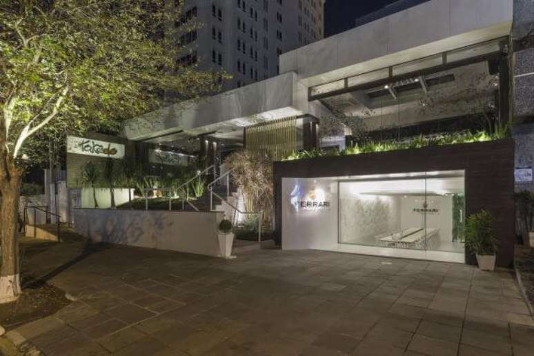 49. Fachada de vidro com logo na placa de vidro comercial &ndash; Foto Kali Arquiteturae