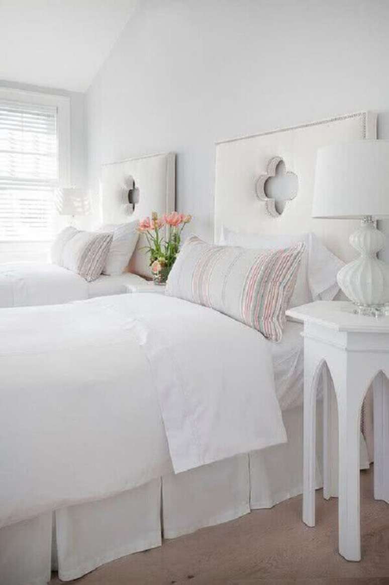 27. Decoração de quarto branco com cabeceira de cama box solteiro estofada – Foto: DecorPad