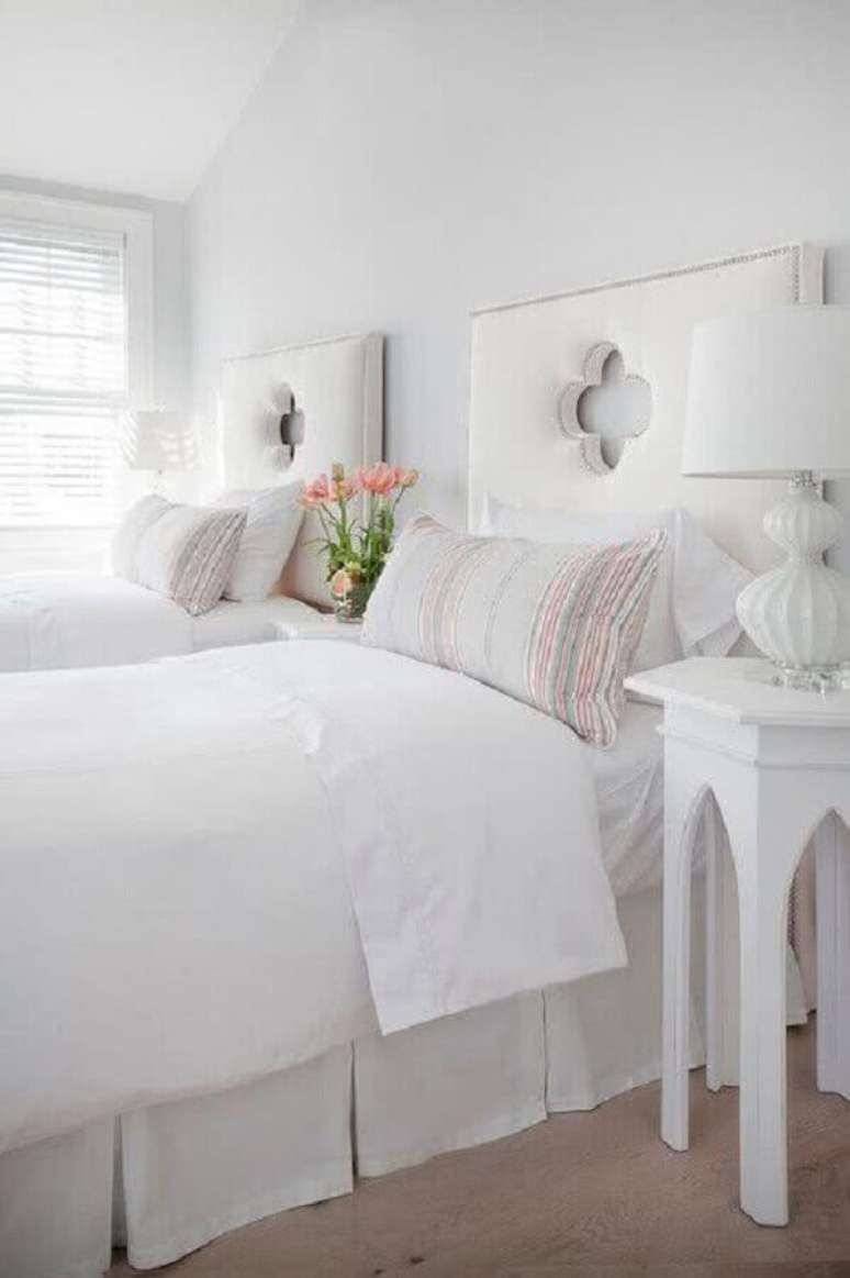 27. Decora&ccedil;&atilde;o de quarto branco com cabeceira de cama box solteiro estofada &ndash; Foto: DecorPad