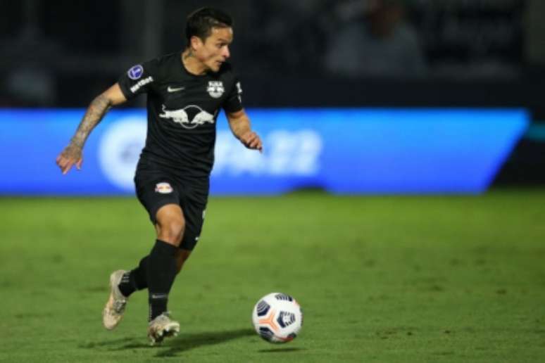 Artur faz grande temporada pelo Bragantino, semifinalista da Copa Sul-Americana (Foto: ALEXANDRE SCHNEIDER / POOL / AFP)