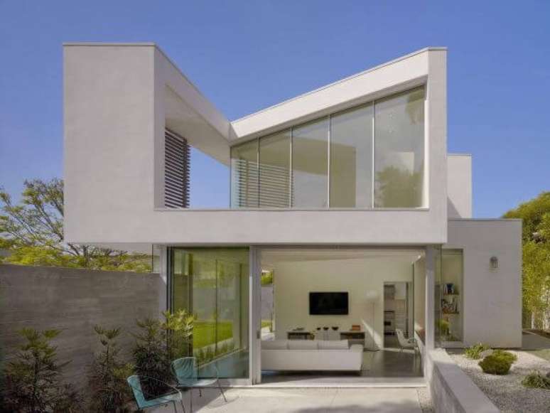 1. Cores de fachadas para casas cinza branco com janelas de vidros – Foto John Friedman Alice Kimm Architects