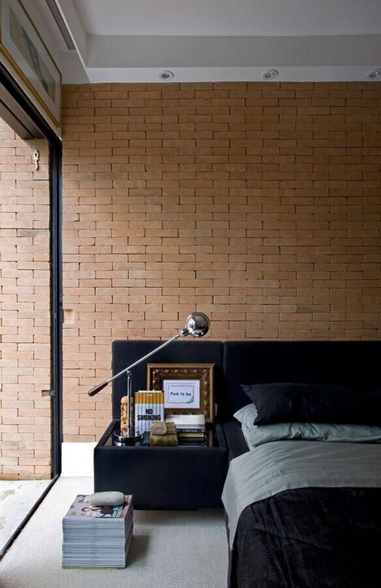 46. Parede tijolinho para quarto decorado com cabeceira de camas box com criado mudo &ndash; Foto: Guilherme Torres
