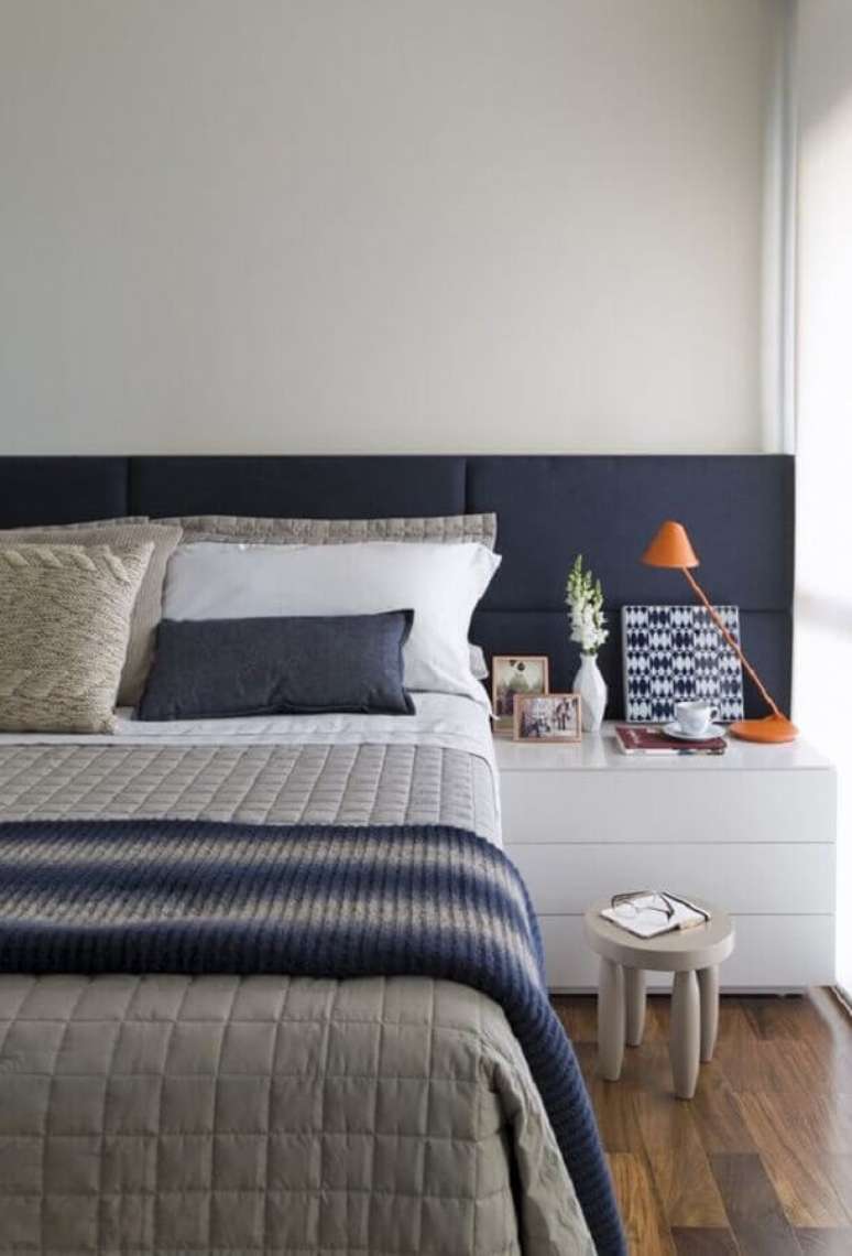 54. Quarto de casal azul e branco decorado com cabeceira de cama box estofada &ndash; Foto: Alain Brugier