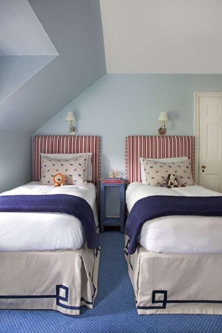 49. Quarto azul e branco decorado com cabeceira de cama box solteiro estofada – Foto: Casa Très Chic