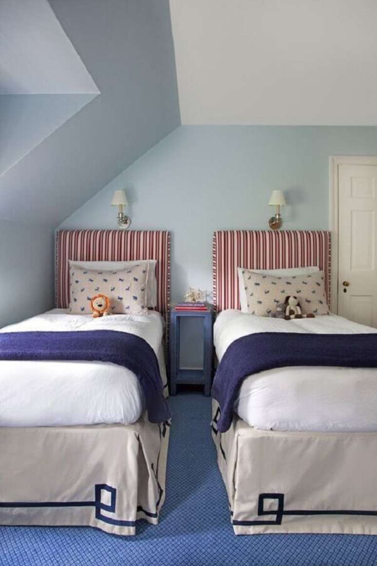 49. Quarto azul e branco decorado com cabeceira de cama box solteiro estofada &ndash; Foto: Casa Tr&egrave;s Chic