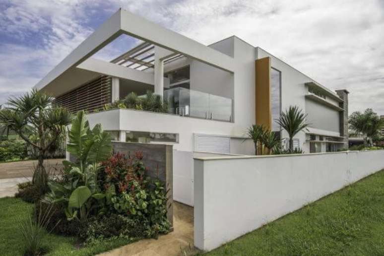 24. Fachada com guarda corpo de vidro e jardim – Foto Barillari Arquitetura