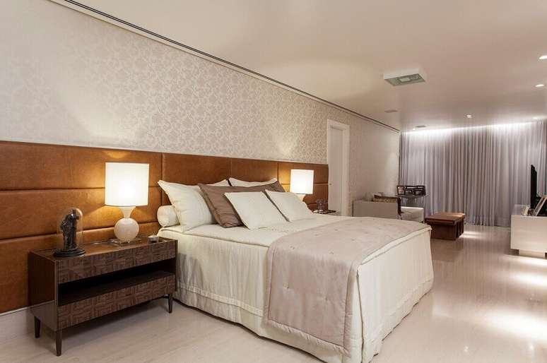 15. Cabeceira de cama box de couro para quarto grande decorado com papel de parede delicado – Foto: SQ+ Arquitetos Associados