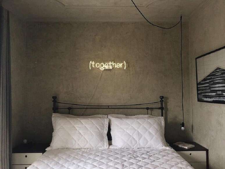 6. Cabeceira para cama box de ferro para decoração de quarto com parede de cimento queimado – Foto: Apartamento 33