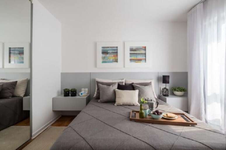 29. Decora&ccedil;&atilde;o de quarto branco e cinza com cabeceira de camas box com criado mudo &ndash; Foto: SP Est&uacute;dio