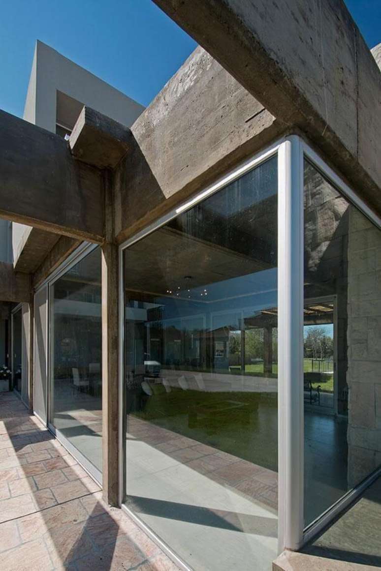 45. Fachada de vidro e madeira para casas modernas – Foto Estudio Sespede Arquitectos