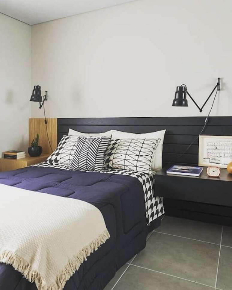 31. Decora&ccedil;&atilde;o de quarto com cabeceira de camas box casal planejada &ndash; Foto: Rodrigo Martins Interiores