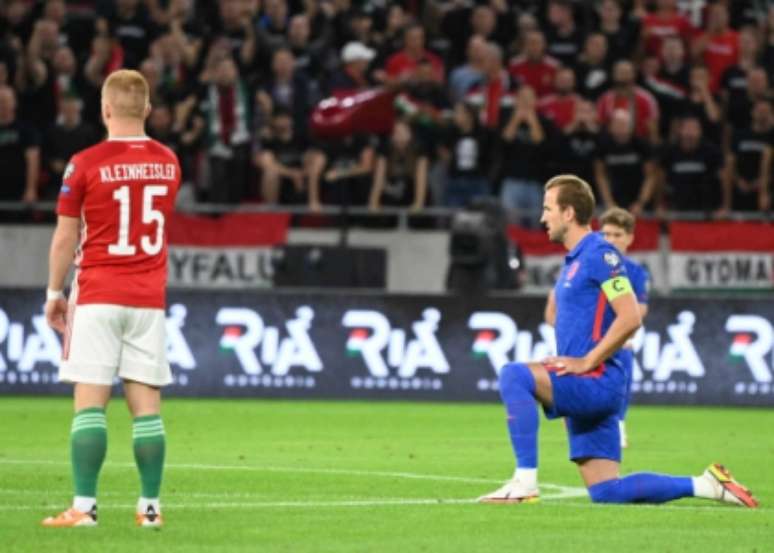 Kane se ajoelhou, mas húngaros ficaram de pé antes do jogo (Foto: ATTILA KISBENEDEK / AFP)