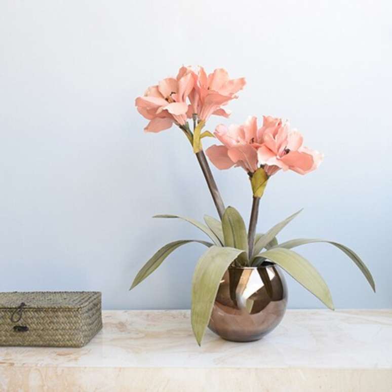 12. Vaso de amarilis artificial para decoração de casa – Foto Formosinha