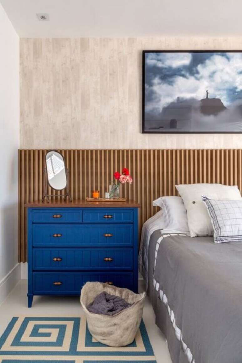 5. Cabeceira de cama box de madeira para decoração de quarto de casal com cômoda azul – Foto: Erica Salguero