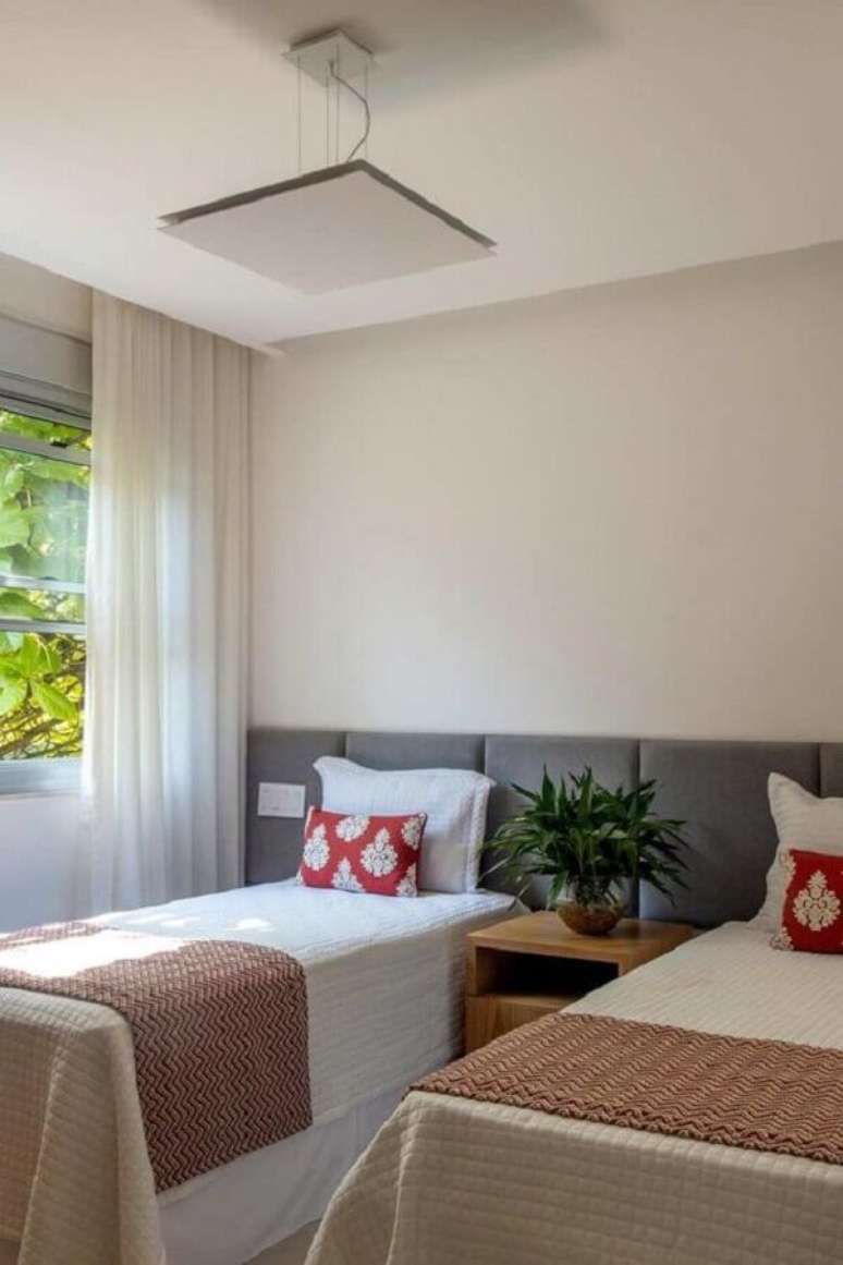 10. Quarto compartilhado decorado com cabeceira de cama box solteiro estofada &ndash; Foto: Maur&iacute;cio N&oacute;brega Arquitetura