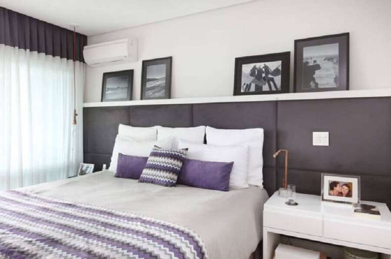 25. Cabeceira para cama box estofada para decora&ccedil;&atilde;o de quarto de casal cinza e branco &ndash; Foto: Renata Cafaro