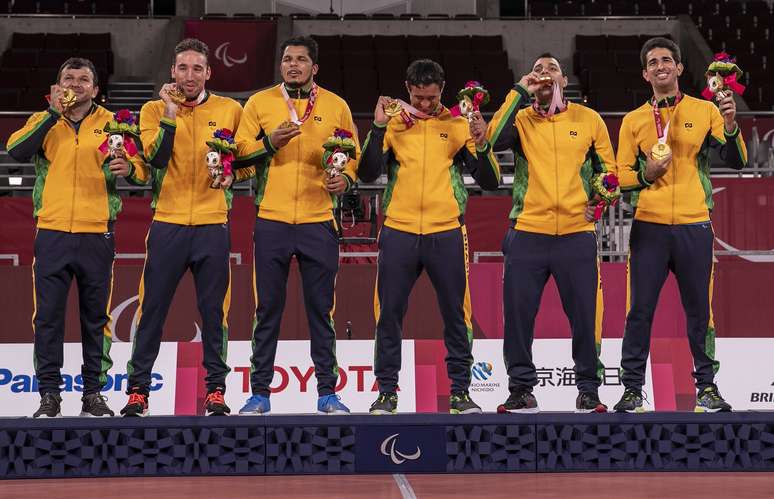 Jogadores da Seleção de goalball comemoram ouro inédito na Paralimpíada no Japão nesta sexta-feira Alê Cabral CPB