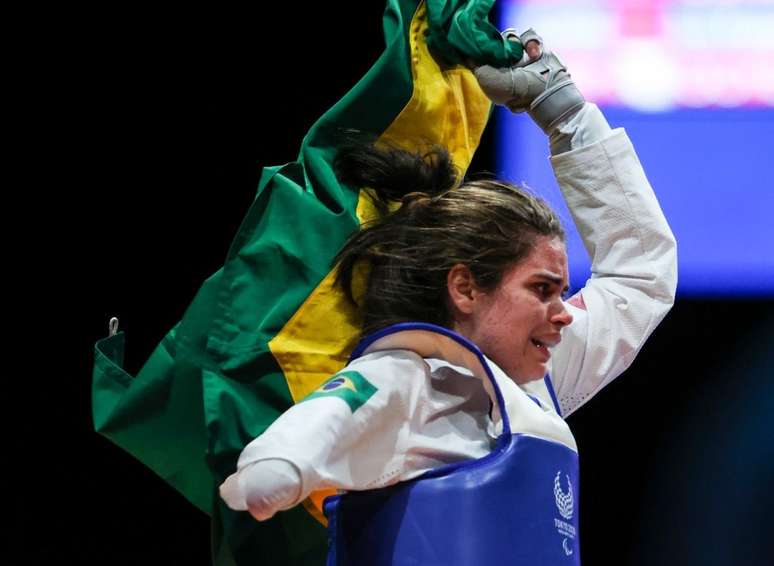 Silvana Fernandes vibra ao conquistar o bronze no K44 até 58kg Rogério Capela CPB