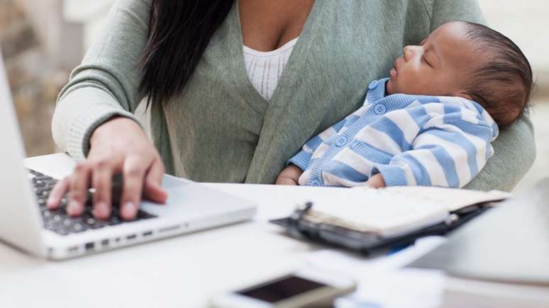 Salário médio da mulher decresce, na média, à medida que ela tem mais filhos, sinalizando uma estagnação profissional