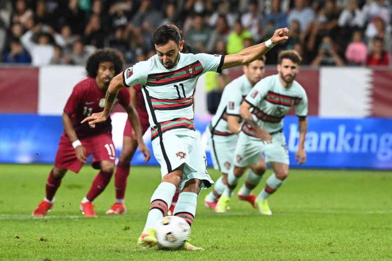De pênalti, Bruno Fernandes fechou o placar para Portugal contra o Qatar (Foto: ATTILA KISBENEDEK / AFP)