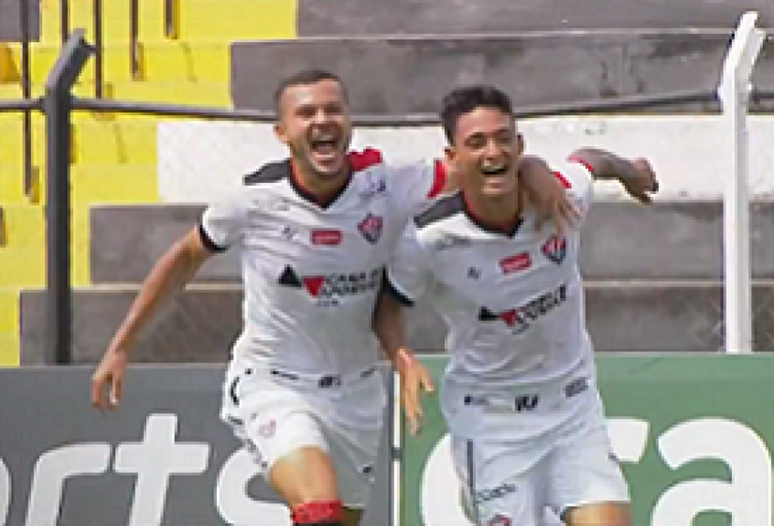 Mateus Moraes comemora seu gol que garantiu mais um triunfo ao Leão (Foto: Reprodução/Premiere)