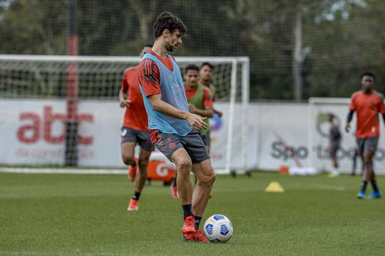 O zagueiro Rodrigo Caio durante atividade no Ninho do Urubu (Foto: Marcelo Cortes/Flamengo)