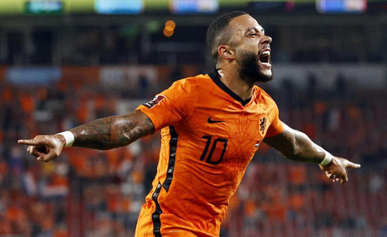 Depay foi o nome da partida na goleada da Holanda sobre Montenegro (Foto: MAURICE VAN STEEN / ANP / AFP)