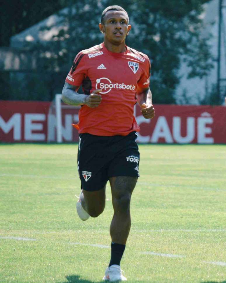 Marquinhos fez exercícios físicos no gramado neste sábado (Foto: Fellipe Lucena/São Paulo FC)