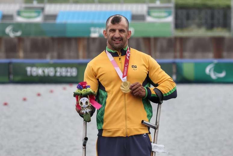 Fernando Rufino mostra a medalha de ouro conquistada na Paralimpíada em Tóquio Miriam Jeske CPB