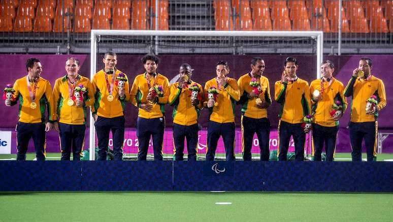 Jogadores brasileiros do futebol de 5 exibem a medalha de ouro conquistada em Tóquio Alê Cabral CPB