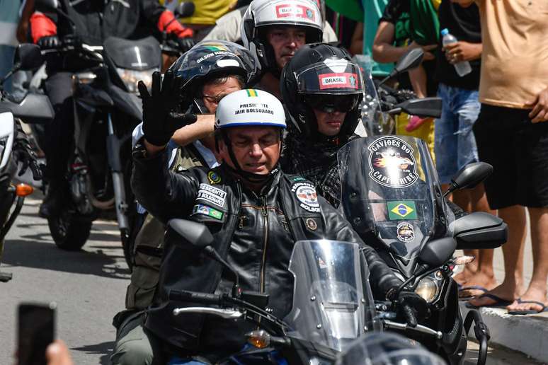 O presidente Jair Bolsonaro (sem partido) aterrissou de helicóptero, por volta das 9h30, em Santa Cruz do Capibaribe, Agreste de Pernambuco, para realizar uma motociata com seus apoiadores