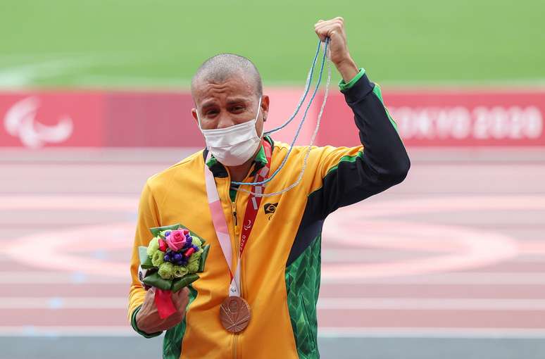 Ricardo Gomes recebe a medalha de bronze dos 200m no Estádio Olímpico nos Jogos Paralímpicos de Tóquio Matsui Mikihito CPB