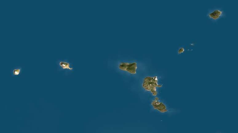 As Ilhas Eólias são formadas por uma cadeia de vulcões no mar Tirreno, ao norte da Sicília