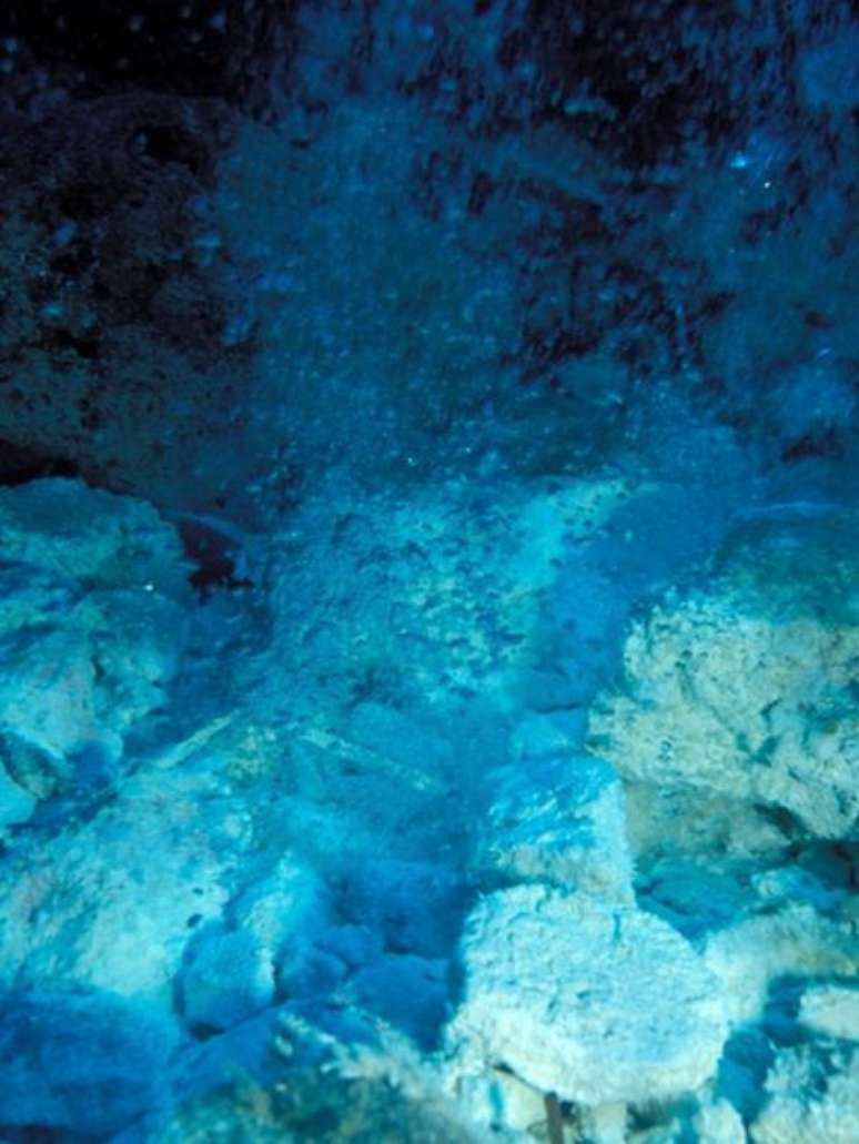 Embaixo d'água, próximo às Ilhas Eólias, fissuras vulcânicas borbulham gases que forçam sua passagem pela crosta terrestre