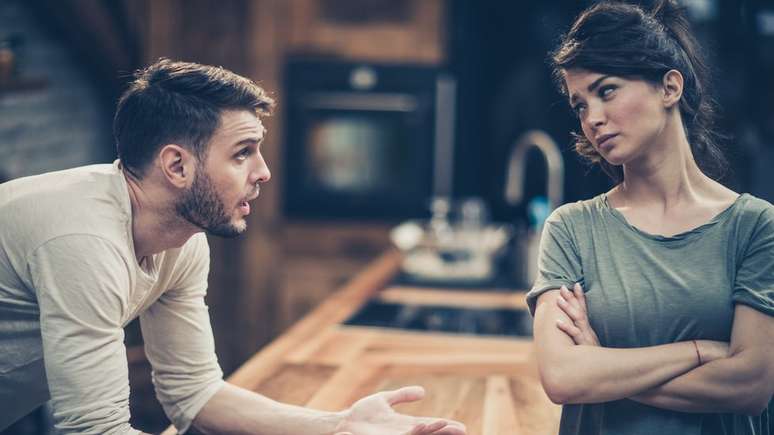 Problemas de longa dura&ccedil;&atilde;o e de combust&atilde;o lenta s&atilde;o o verdadeiro veneno do relacionamento, n&atilde;o os eventos grandes, explosivos ou confrontos &uacute;nicos